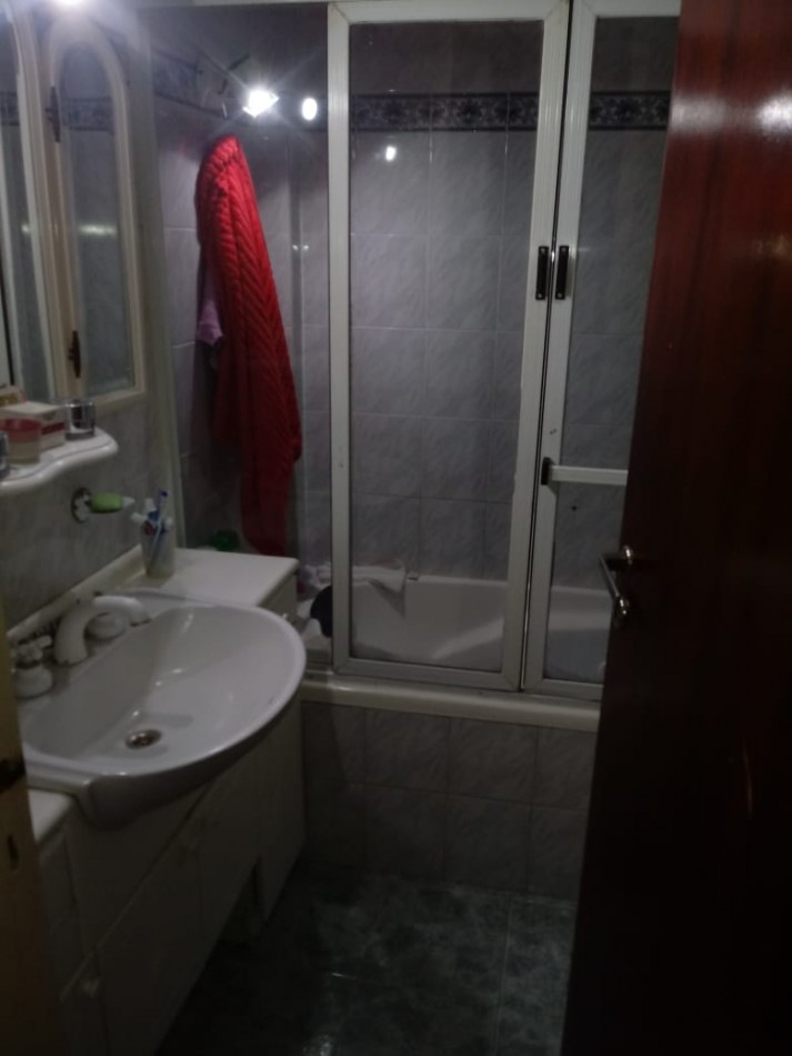 Chalet 5 ambientes, desarrollada en dos plantas, emplzado en dos lotes, gran parque, garage, quincho independiente con dormitorio. Muy buena. Miramar