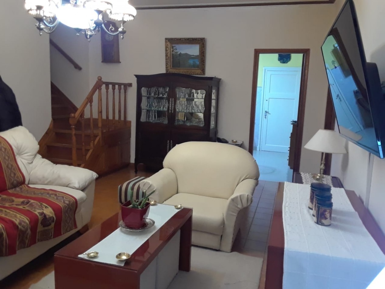 Chalet 5 ambientes, desarrollada en dos plantas, emplzado en dos lotes, gran parque, garage, quincho independiente con dormitorio. Muy buena. Miramar