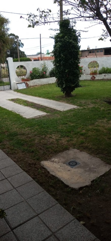 Chalet 5 ambientes, desarrollada en dos plantas, emplzado en dos lotes, gran parque, garage, quincho independiente con dormitorio. Muy buena. Miramar
