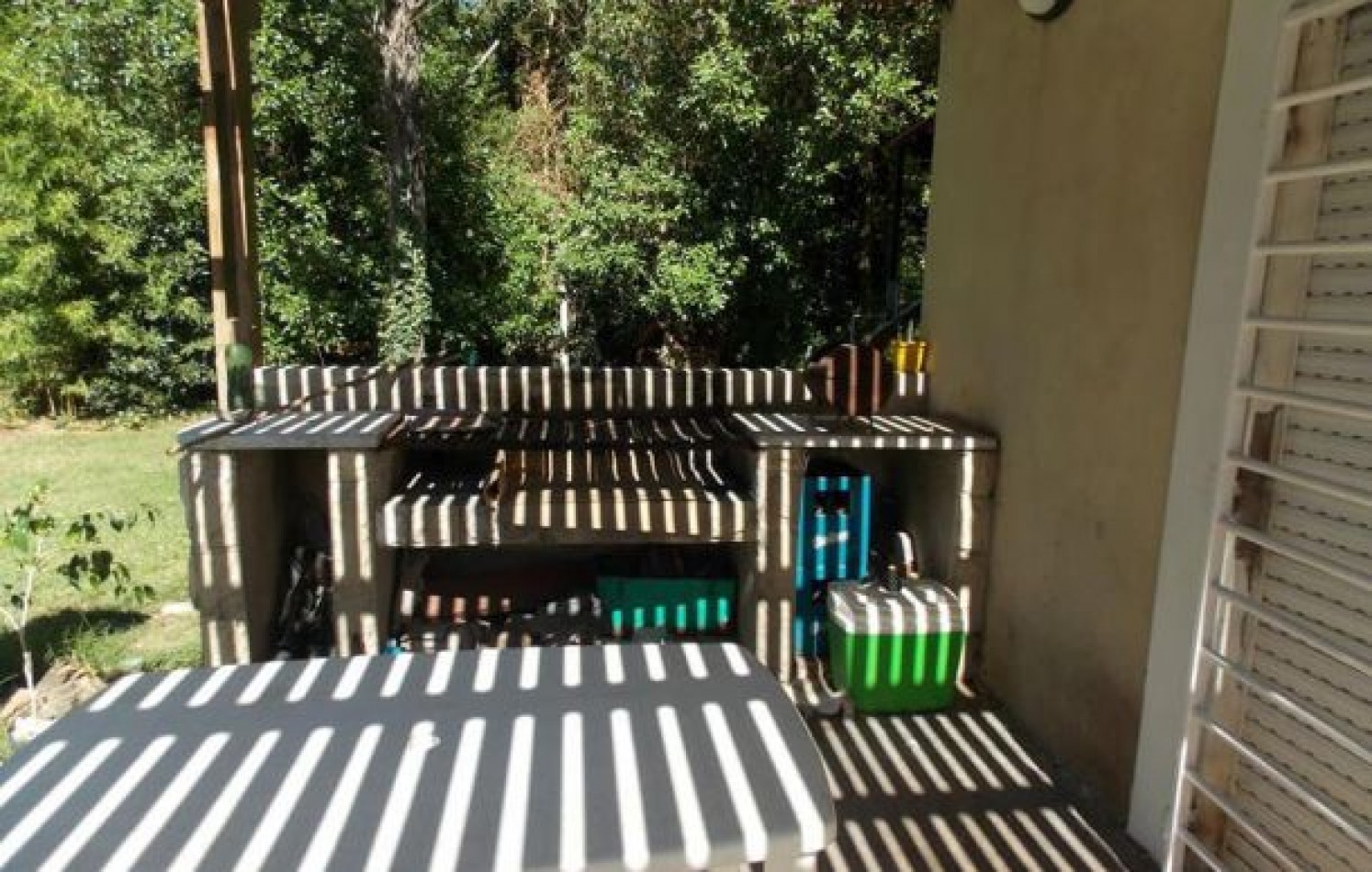 Casa de cuatro ambientes, desarrollada en dos plantas, gran parque y garage. Bo Colina Alegre