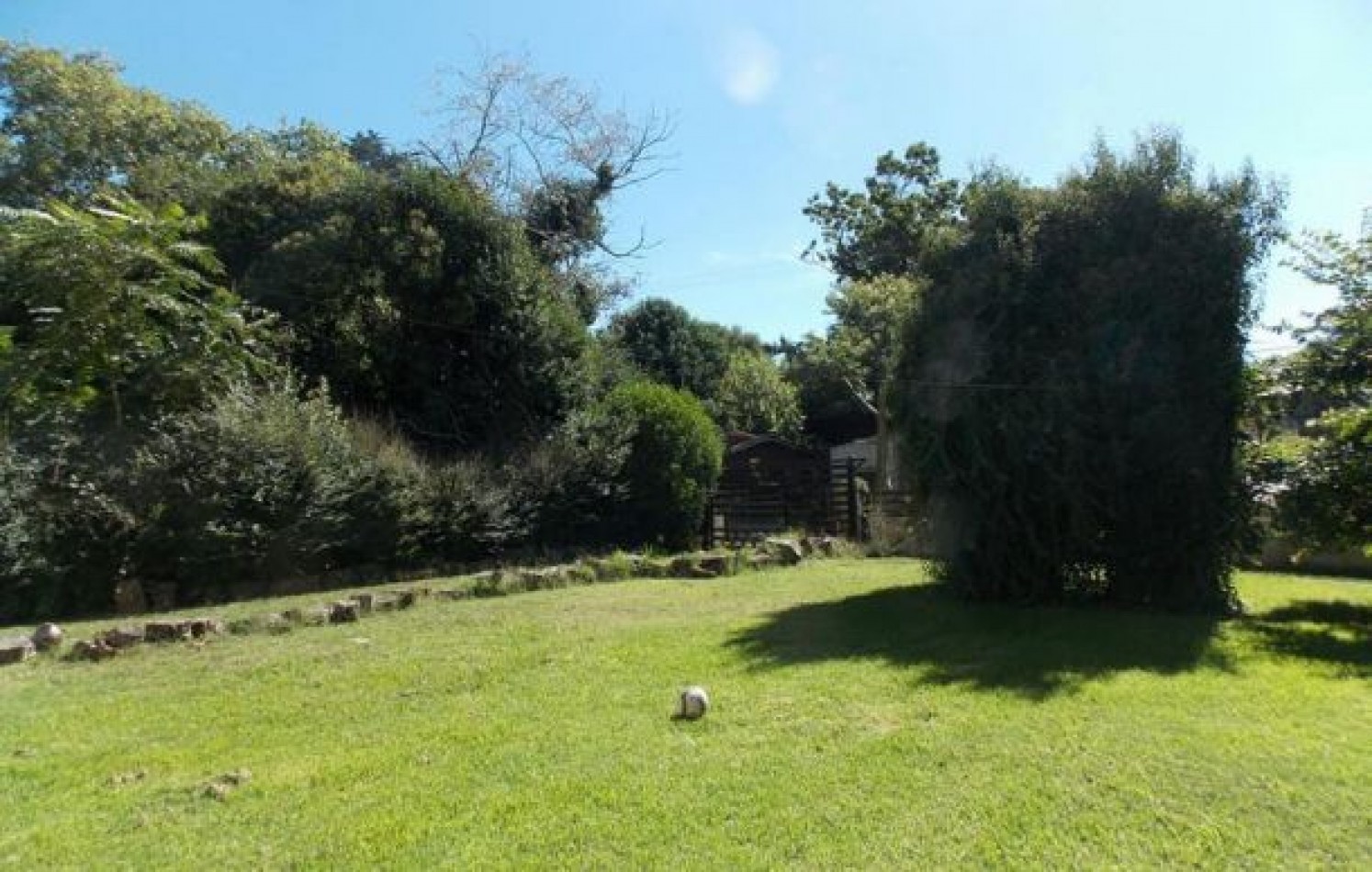 Casa de cuatro ambientes, desarrollada en dos plantas, gran parque y garage. Bo Colina Alegre