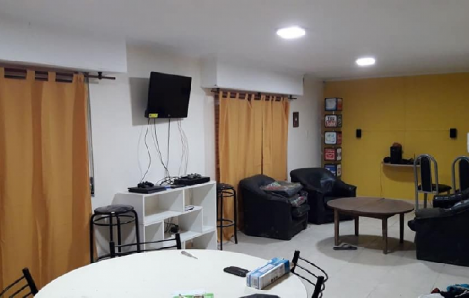 Casa de cuatro ambientes, desarrollada en dos plantas, gran parque y garage. Bo Colina Alegre