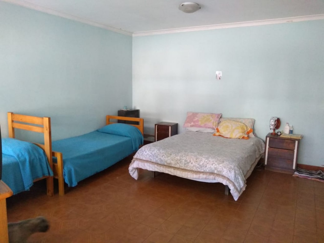 Chalet en lote propio de 5 ambientes, desarrollada en una planta con un altillo. Villa Primera