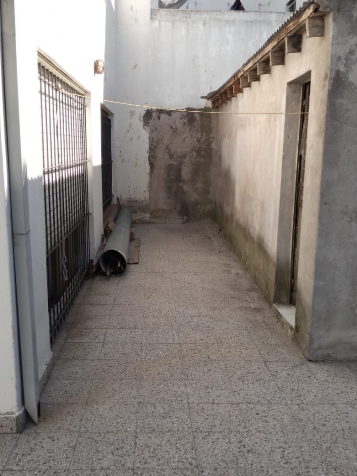 Chalet en lote propio de 5 ambientes, desarrollada en una planta con un altillo. Villa Primera