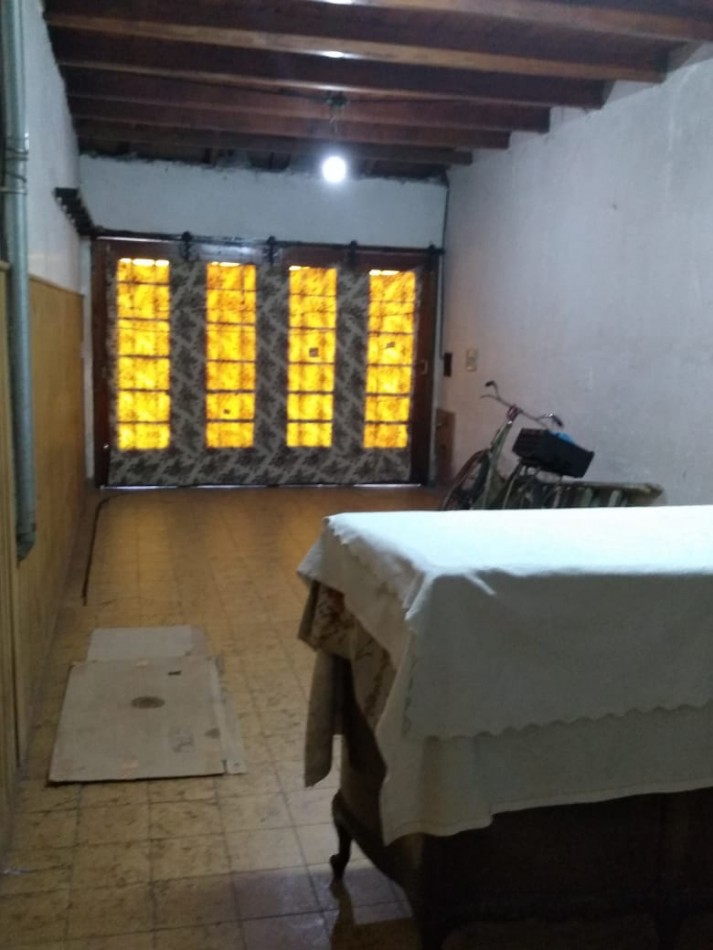 Chalet en lote propio de 5 ambientes, desarrollada en una planta con un altillo. Villa Primera