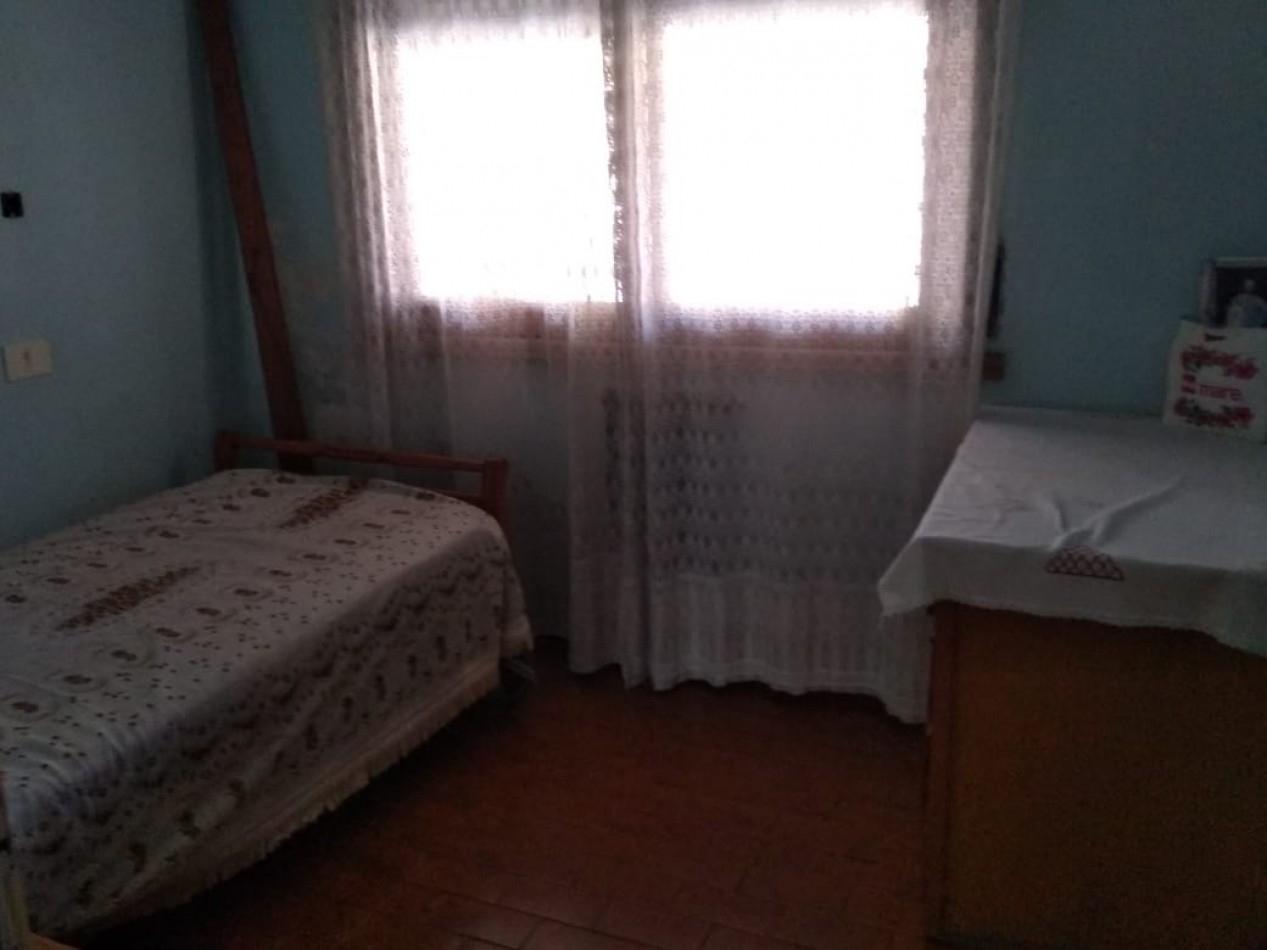 Chalet en lote propio de 5 ambientes, desarrollada en una planta con un altillo. Villa Primera