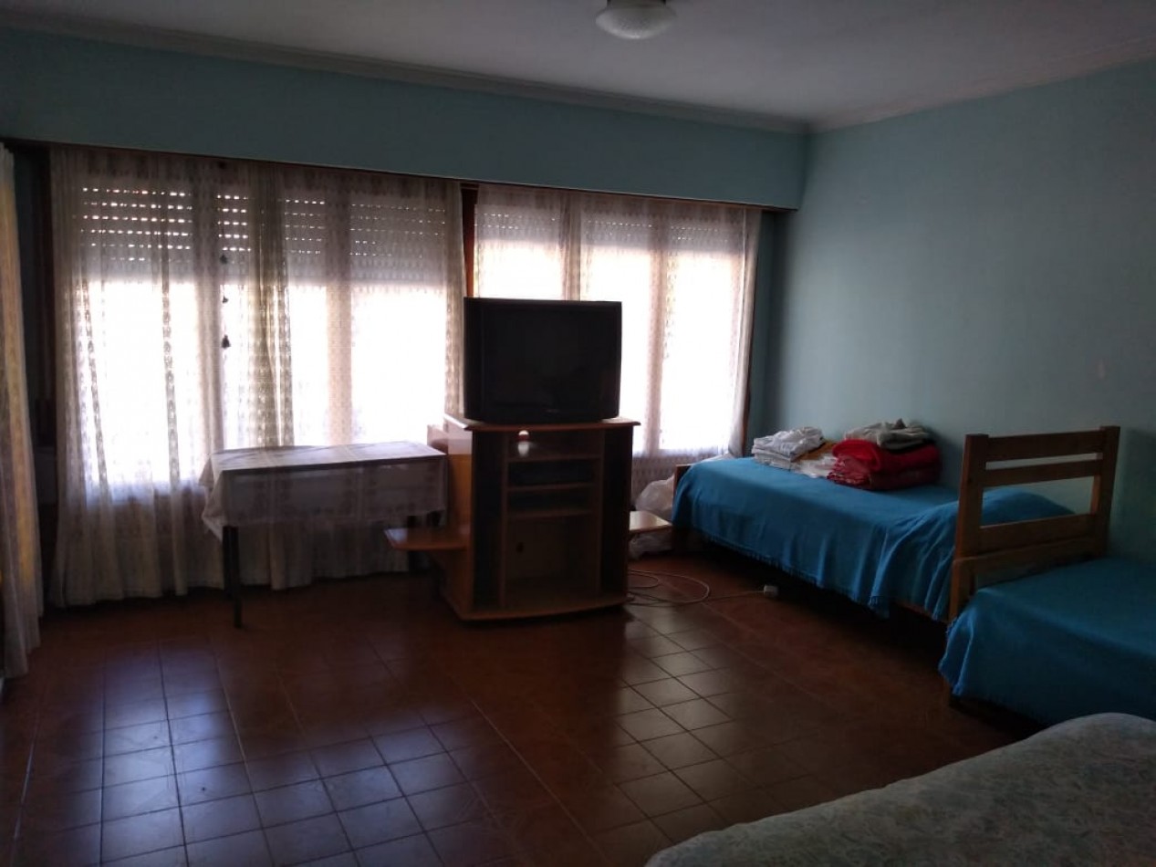 Chalet en lote propio de 5 ambientes, desarrollada en una planta con un altillo. Villa Primera