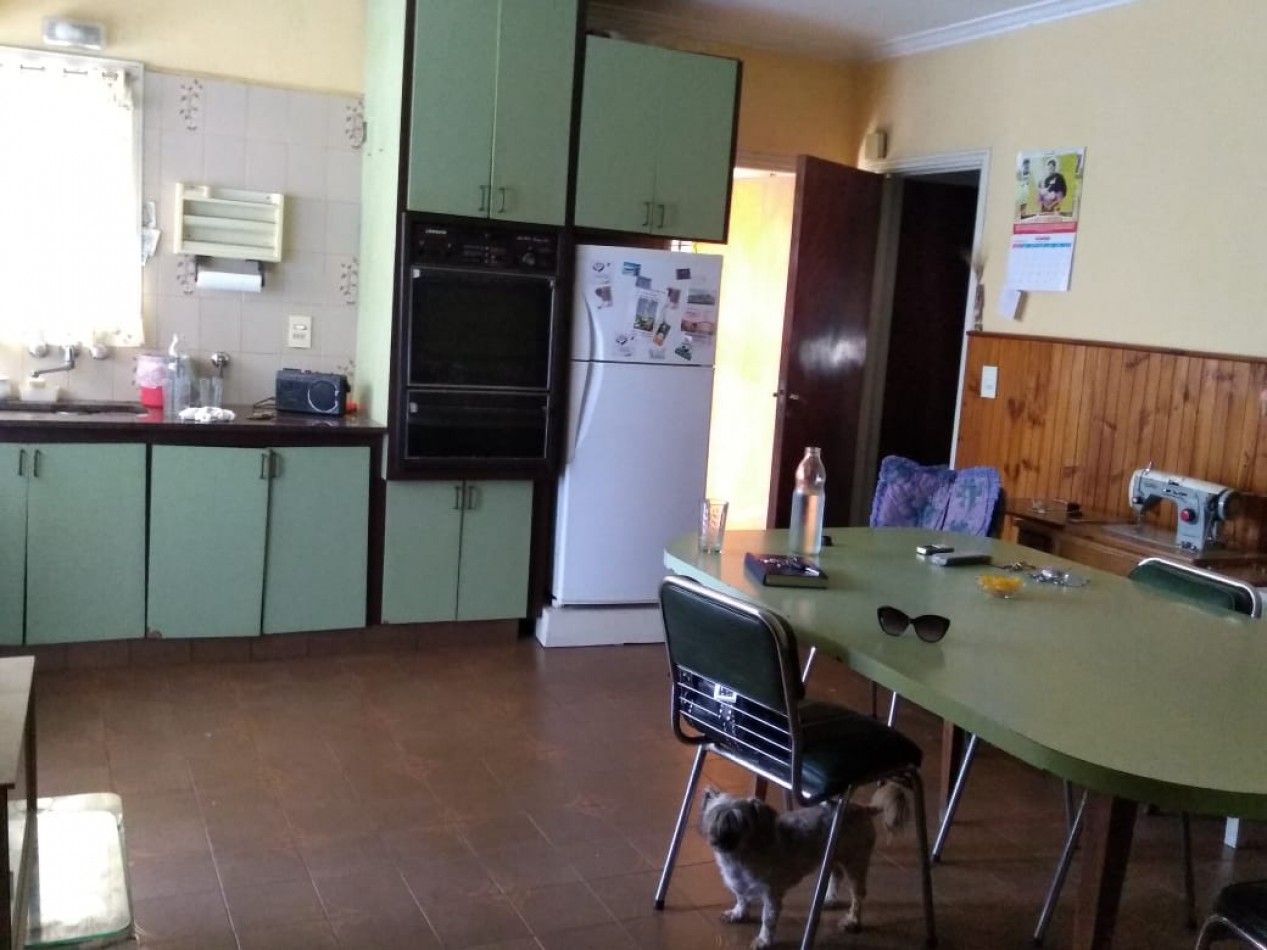 Chalet en lote propio de 5 ambientes, desarrollada en una planta con un altillo. Villa Primera