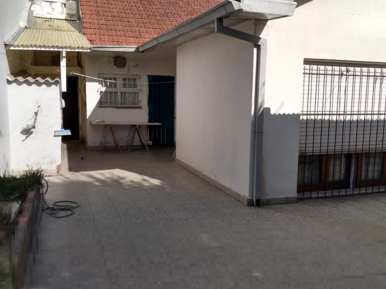 Chalet en lote propio de 5 ambientes, desarrollada en una planta con un altillo. Villa Primera