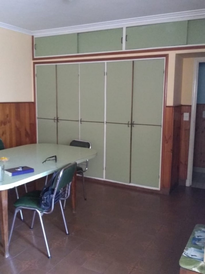 Chalet en lote propio de 5 ambientes, desarrollada en una planta con un altillo. Villa Primera