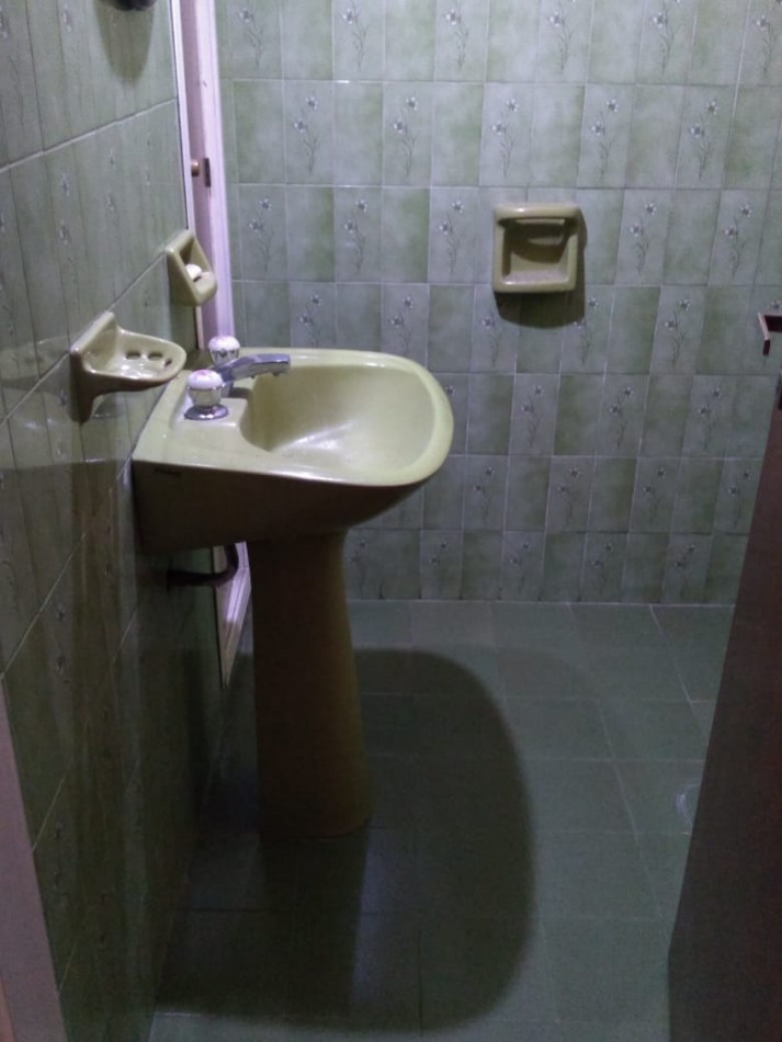 Chalet en lote propio de 5 ambientes, desarrollada en una planta con un altillo. Villa Primera