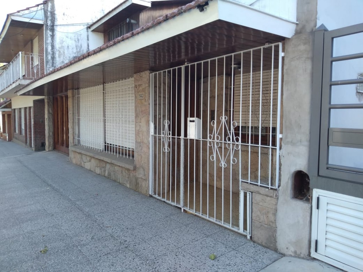 Chalet en lote propio de 5 ambientes, desarrollada en una planta con un altillo. Villa Primera