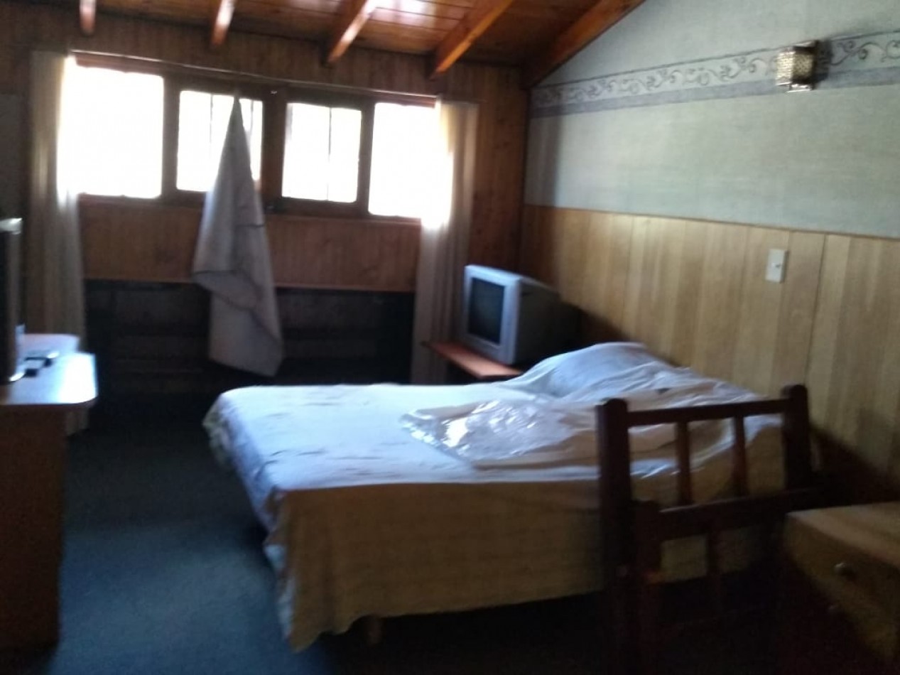 Chalet en lote propio de 5 ambientes, desarrollada en una planta con un altillo. Villa Primera