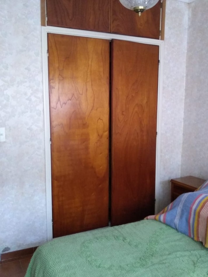 Chalet en lote propio de 5 ambientes, desarrollada en una planta con un altillo. Villa Primera