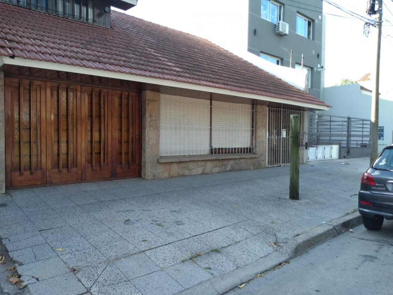 Chalet en lote propio de 5 ambientes, desarrollada en una planta con un altillo. Villa Primera
