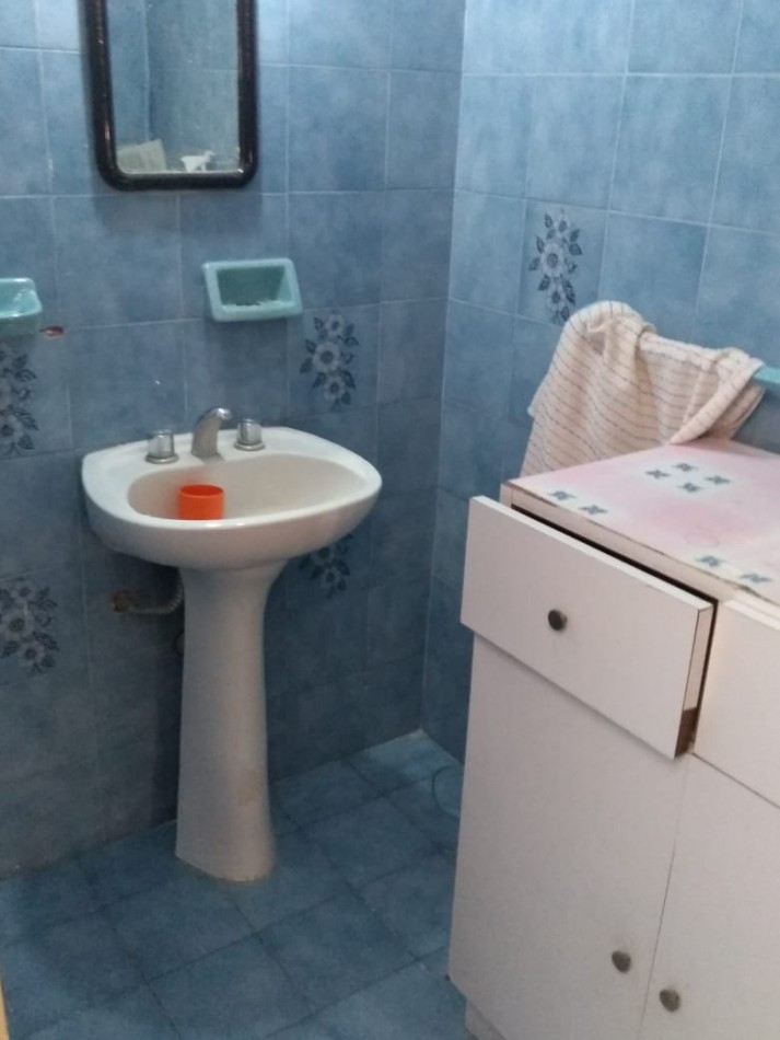 Chalet en lote propio de 5 ambientes, desarrollada en una planta con un altillo. Villa Primera
