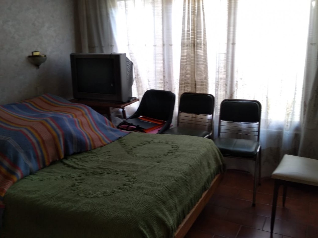 Chalet en lote propio de 5 ambientes, desarrollada en una planta con un altillo. Villa Primera