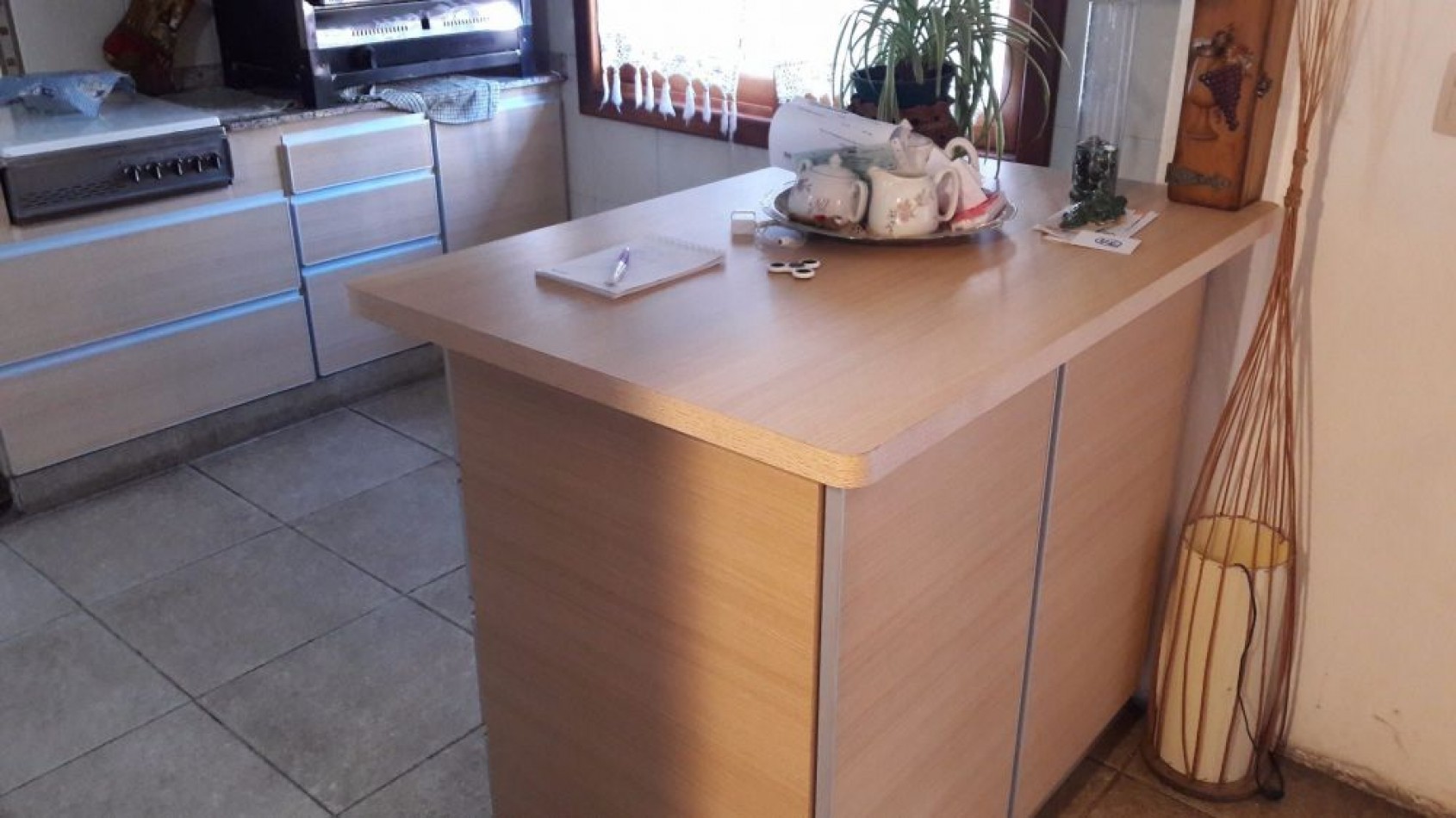 Chalet 5 ambientes dessarrollada en dos plantas con grage y parque. Zacagnini