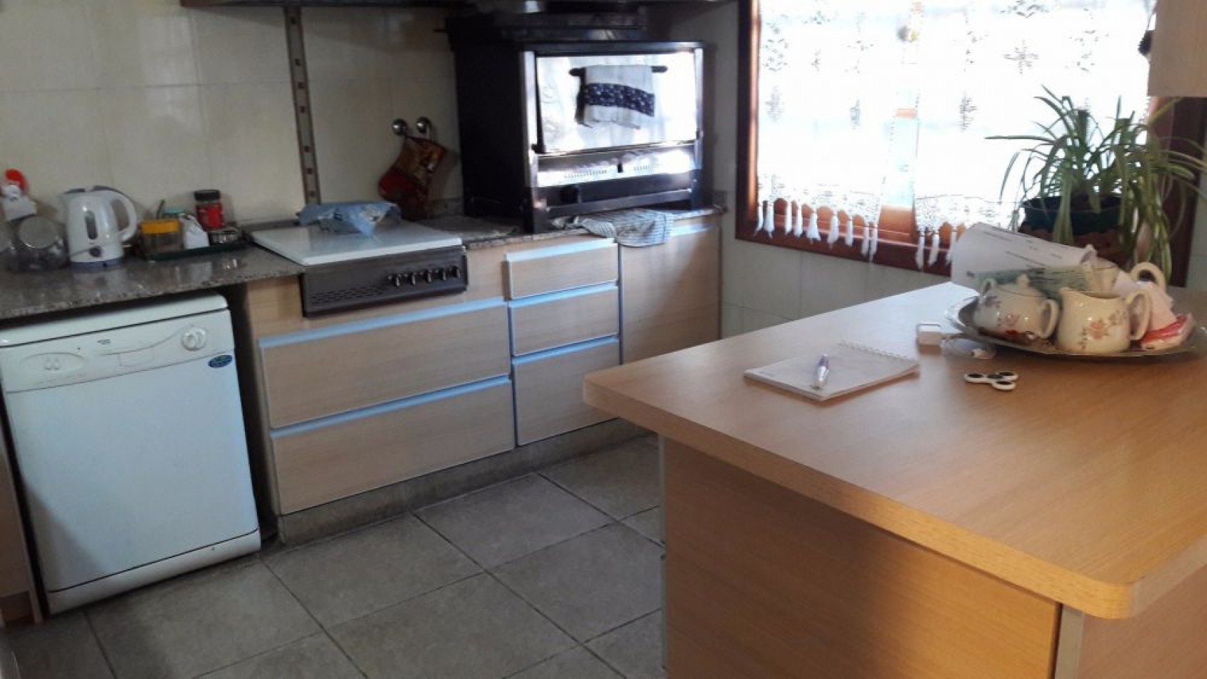 Chalet 5 ambientes dessarrollada en dos plantas con grage y parque. Zacagnini