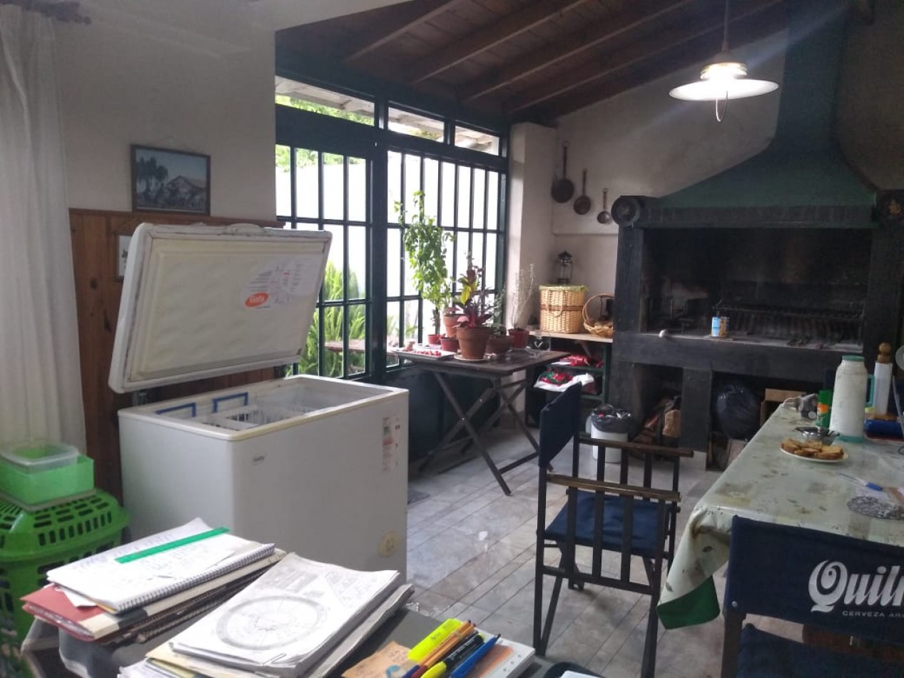 Chalet cuatro ambientes  en lote propio, desarrollada en dos plantas, parque y garage. San Carlos/Divino Rostro
