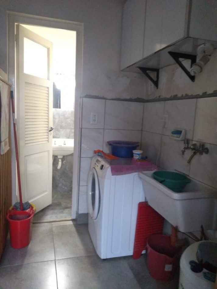 Chalet cuatro ambientes  en lote propio, desarrollada en dos plantas, parque y garage. San Carlos/Divino Rostro