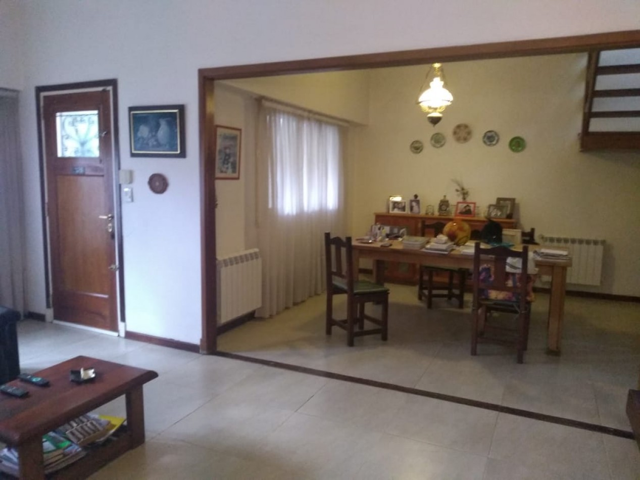 Chalet cuatro ambientes  en lote propio, desarrollada en dos plantas, parque y garage. San Carlos/Divino Rostro