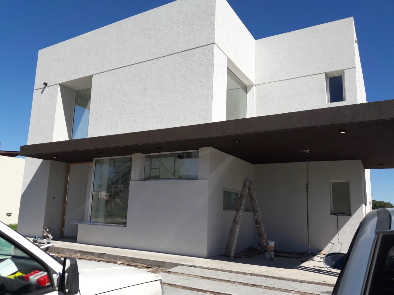 Chalet 4 ambientes desarrollado en dos plantas en Bo Privado "Arenas del Sur"