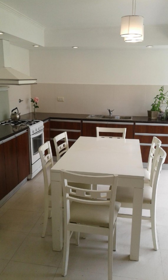 Chalet 4 ambientes desarrollda en una planta con parque y garage. Reciclada. Chauvin