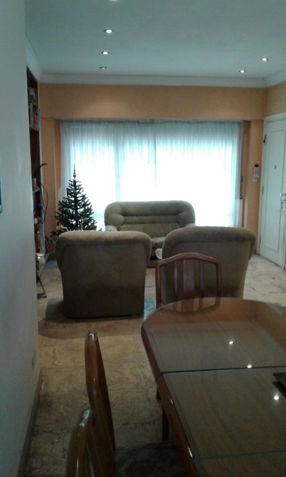 Chalet 4 ambientes desarrollda en una planta con parque y garage. Reciclada. Chauvin