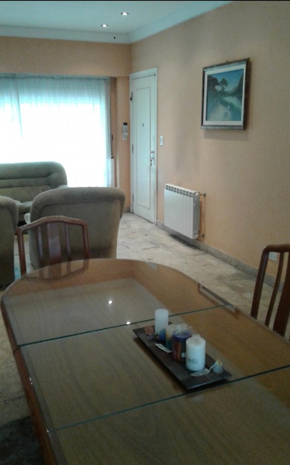 Chalet 4 ambientes desarrollda en una planta con parque y garage. Reciclada. Chauvin