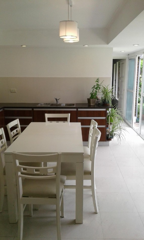 Chalet 4 ambientes desarrollda en una planta con parque y garage. Reciclada. Chauvin