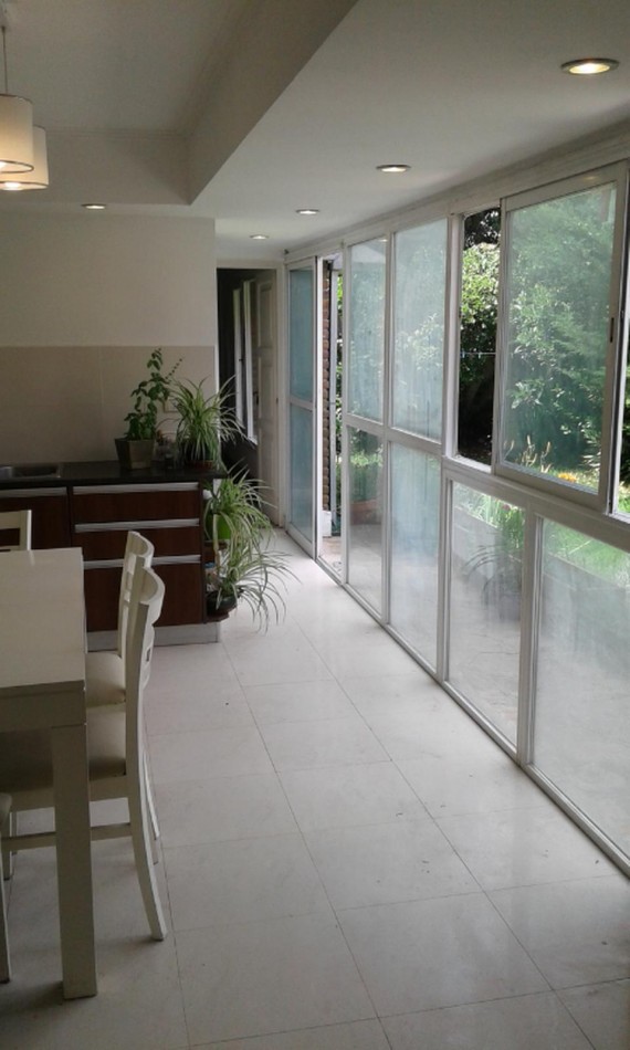 Chalet 4 ambientes desarrollda en una planta con parque y garage. Reciclada. Chauvin