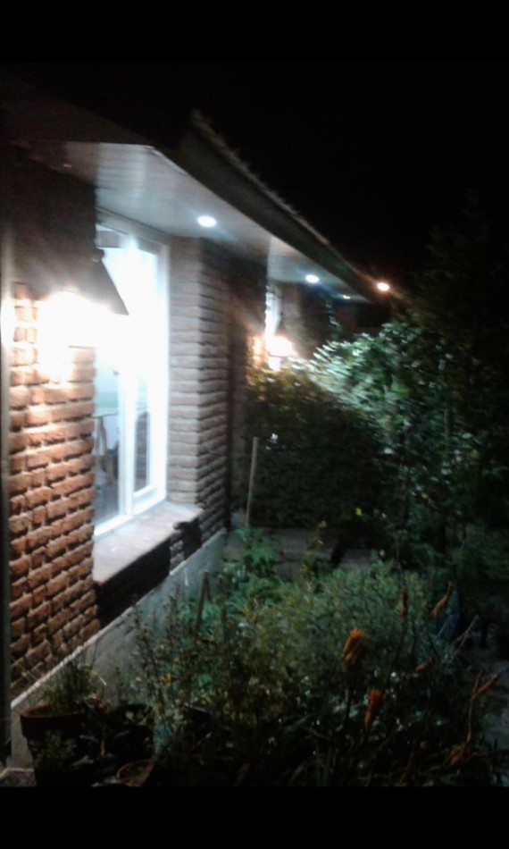 Chalet 4 ambientes desarrollda en una planta con parque y garage. Reciclada. Chauvin