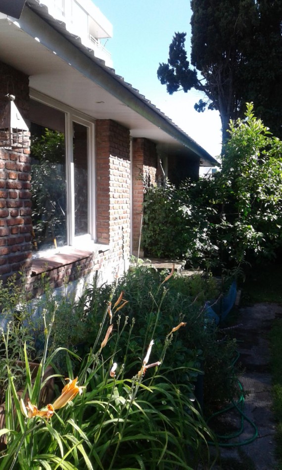 Chalet 4 ambientes desarrollda en una planta con parque y garage. Reciclada. Chauvin