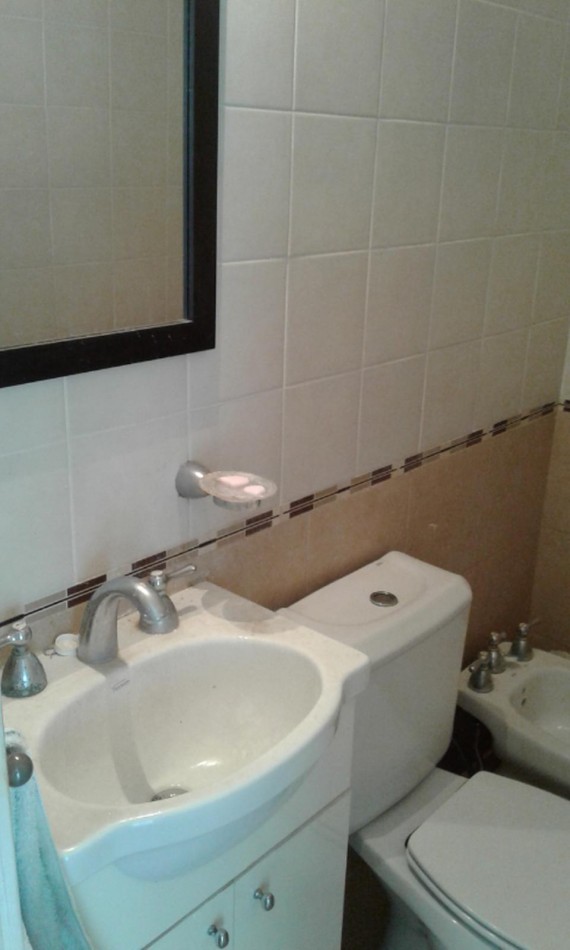 Chalet 4 ambientes desarrollda en una planta con parque y garage. Reciclada. Chauvin