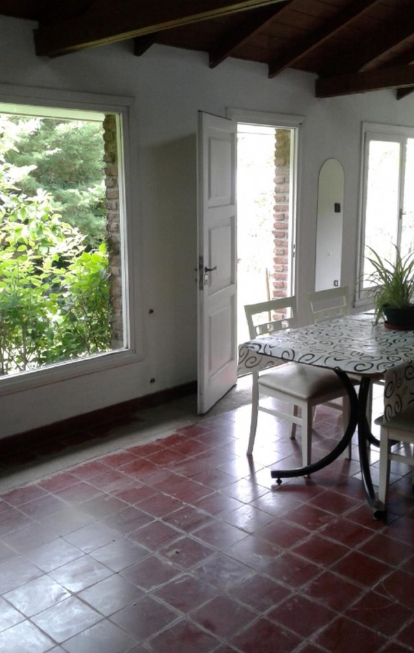 Chalet 4 ambientes desarrollda en una planta con parque y garage. Reciclada. Chauvin