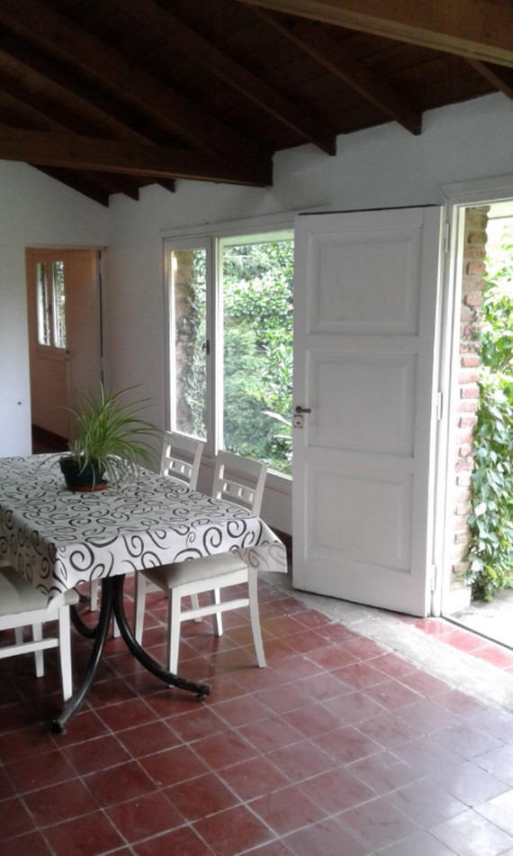 Chalet 4 ambientes desarrollda en una planta con parque y garage. Reciclada. Chauvin