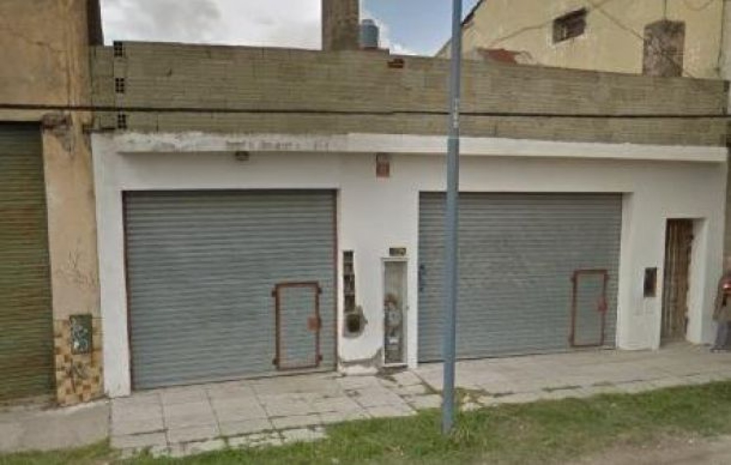 Propiedad en block: 2 locales y losa. A una cuadra de ruta 88