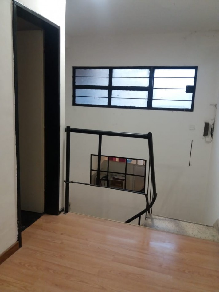 Local comercial a la calle desarrollado en dos plantas. Centro