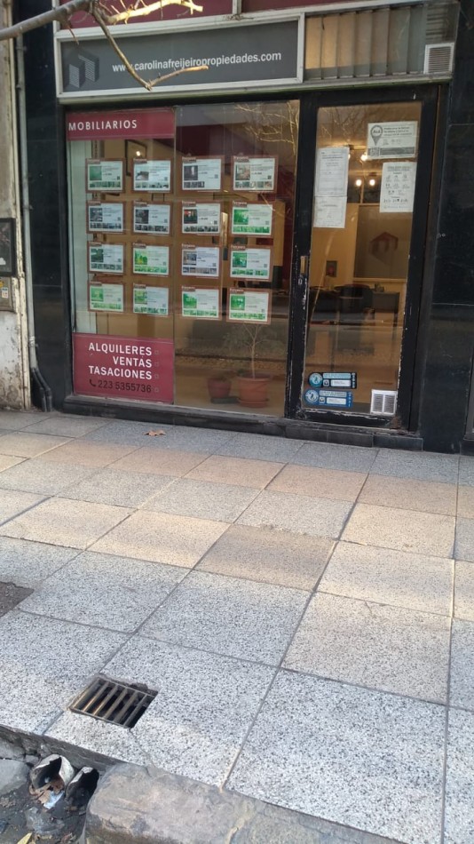 Local comercial a la calle desarrollado en dos plantas. Centro