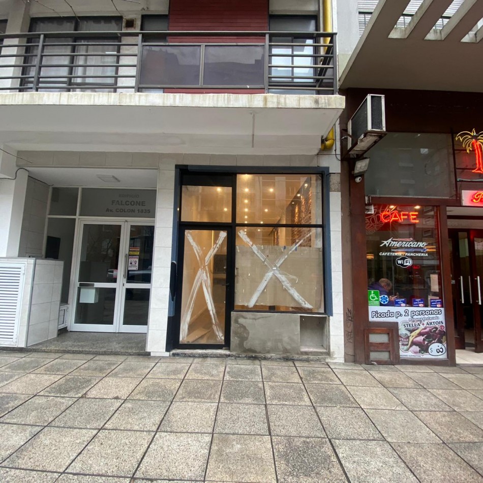 Local comercial a la calle. Zona Plaza Colon
