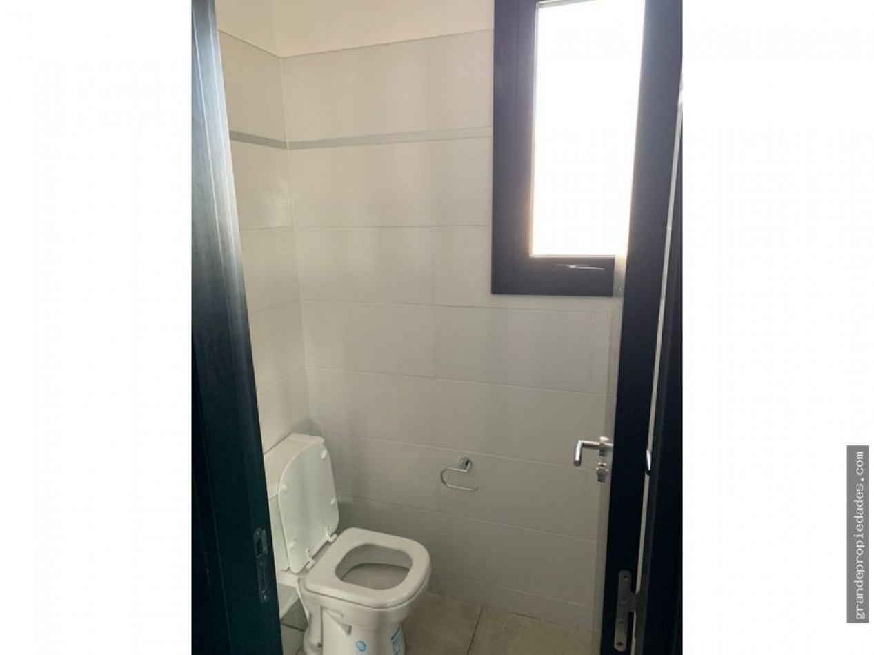 Semipiso tres ambientes a Estrenar con balcon saliente a la calle con cochera  y quincho. Zona Aldrey