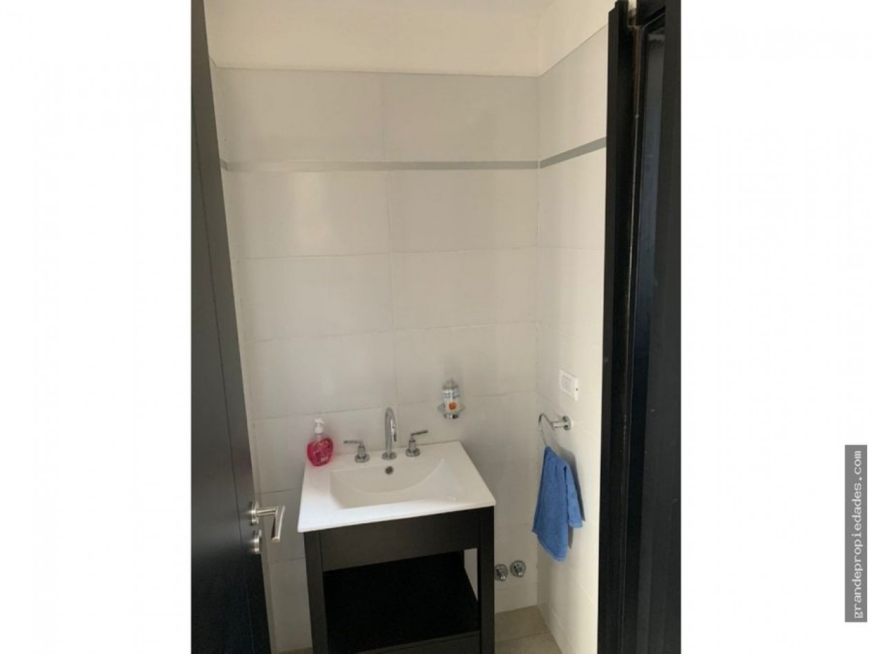 Semipiso tres ambientes a Estrenar con balcon saliente a la calle con cochera  y quincho. Zona Aldrey