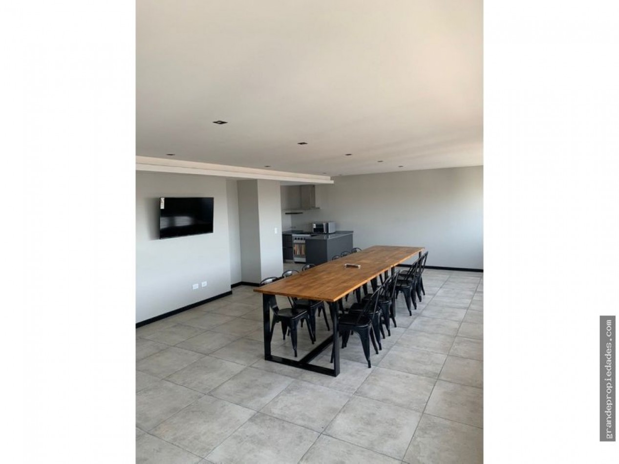 Semipiso tres ambientes a Estrenar con balcon saliente a la calle con cochera  y quincho. Zona Aldrey