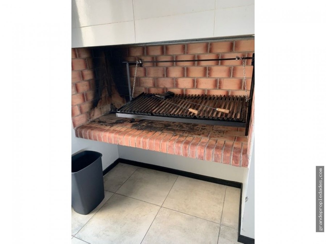 Semipiso tres ambientes a Estrenar con balcon saliente a la calle con cochera  y quincho. Zona Aldrey