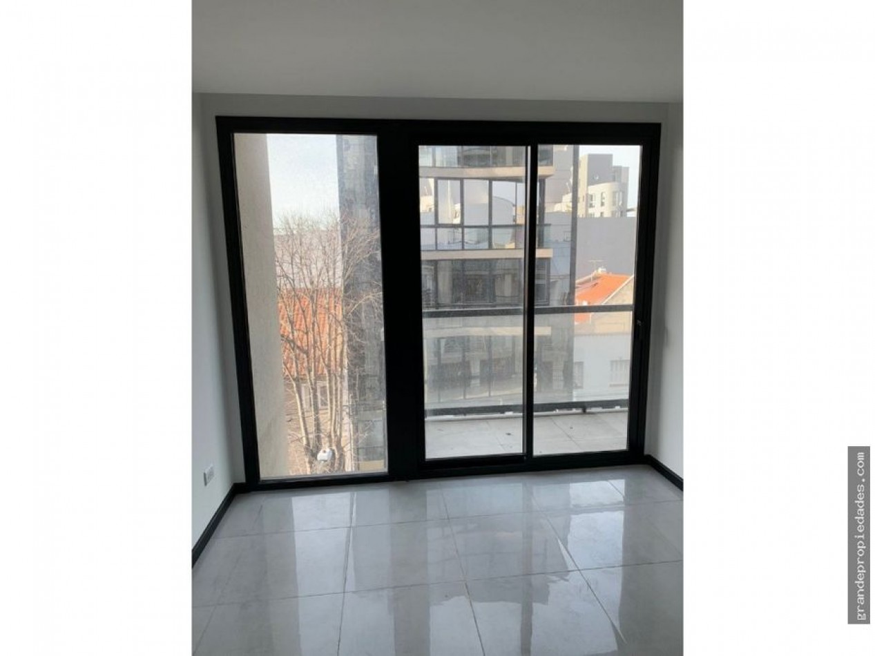 Semipiso tres ambientes a Estrenar con balcon saliente a la calle con cochera  y quincho. Zona Aldrey