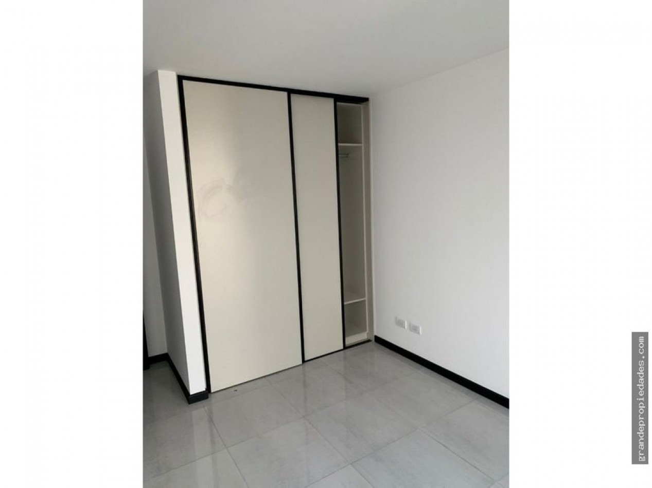 Semipiso tres ambientes a Estrenar con balcon saliente a la calle con cochera  y quincho. Zona Aldrey