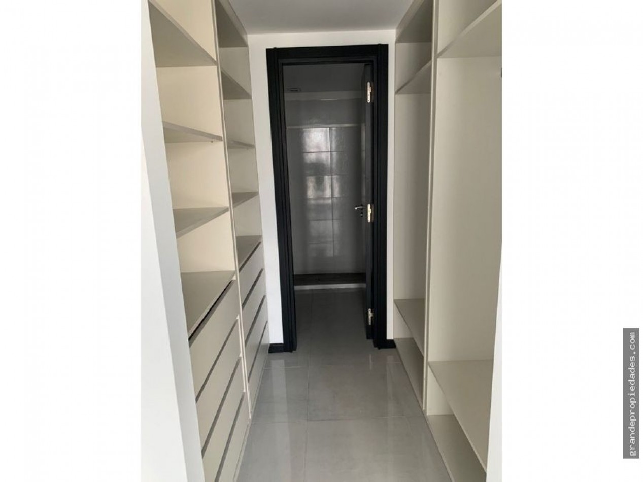 Semipiso tres ambientes a Estrenar con balcon saliente a la calle con cochera  y quincho. Zona Aldrey