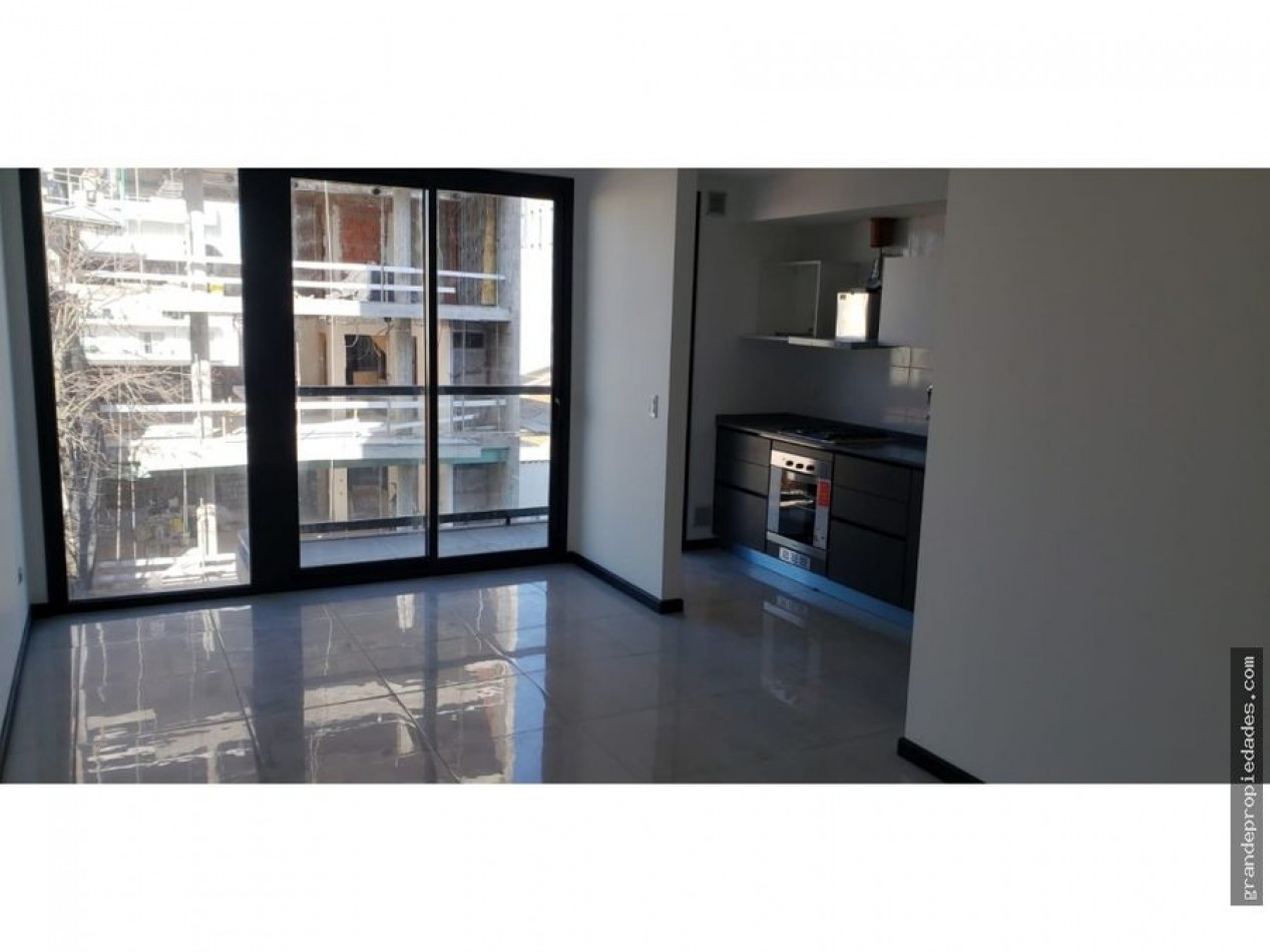 Semipiso tres ambientes a Estrenar con balcon saliente a la calle con cochera  y quincho. Zona Aldrey