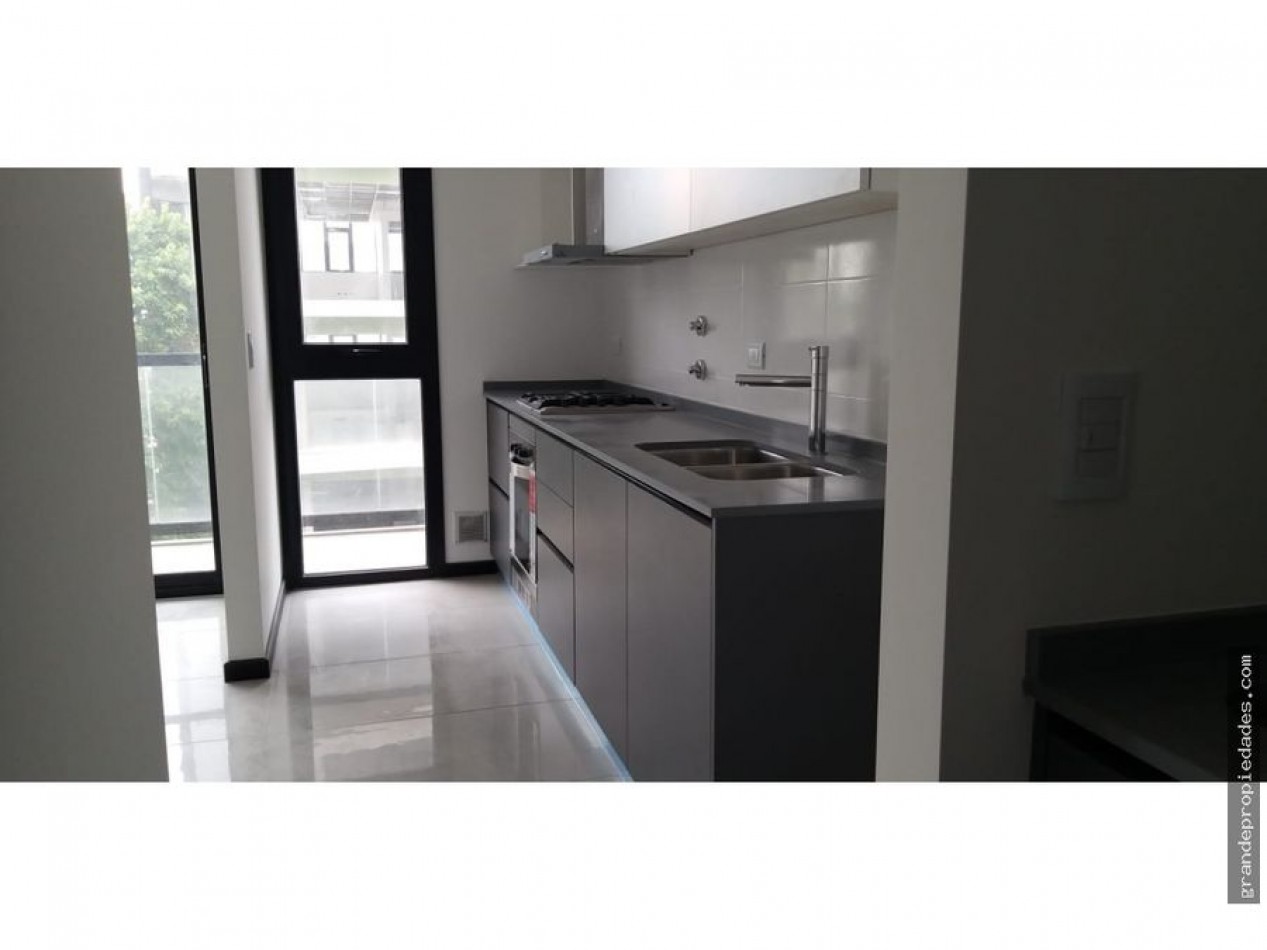 Semipiso tres ambientes a Estrenar con balcon saliente a la calle con cochera  y quincho. Zona Aldrey